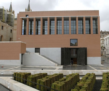 Věda, architekti a památky - <B>Madrid</B>: Nové křídlo madridského muzea Prado bylo otevřeno v říjnu 2007 (projekt Rafael Moneo, 1999). Architekt do útrob cihlové kostky přestěhoval arkády ambitu kláštera sv. Jeronýma ze 17. století, jenž stál opodál a údajně byl „ve velmi špatném stavu“. Rekonstruovaný rajský dvůr zastřešuje skleněná střecha. Znovu se setkáváme s metodou dekorování jinak fádní, „neurálně nevýživné“ kostky historickými fragmenty. Situace a stav v roce 2007. - foto: Museo del Prado