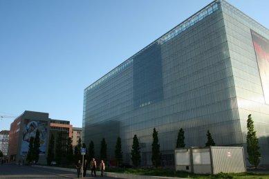 Věda, architekti a památky - <B>Lipsko</B>: Vlevo jediná uskutečněná stavba z celku, který měl muzeum obklopit a ponechat jen čtyři průchody v osách jednotlivých stran. Její podoba neslibuje nic dobrého. - foto: Martin Horáček