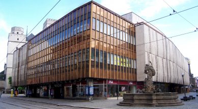 Věda, architekti a památky - <B>Regenerace a dialog počesku</B>: Jan Melichar, obchodní dům Prior, Olomouc, 1972-82. Třebaže patří k nejoriginálnějším z normalizačních obchodních domů, dosti invenční traktování betonové slupky nestačí k zakrytí výrazové chudoby, ani k optické integraci s okolím. - foto: Jan Jeništa