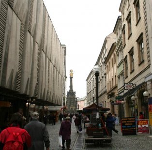 Věda, architekti a památky - <B>Regenerace a dialog počesku</B>: Jan Melichar, obchodní dům Prior, Olomouc, 1972-82. Třebaže patří k nejoriginálnějším z normalizačních obchodních domů, dosti invenční traktování betonové slupky nestačí k zakrytí výrazové chudoby, ani k optické integraci s okolím. - foto: Martin Horáček
