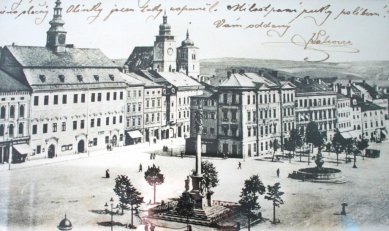 Věda, architekti a památky - <B>Regenerace a dialog počesku</B>: Jihlava, náměstí se špalíčkem středověkých budov, zvaným Kretzl. Demolován 1974-75, na jeho místě vyrostl obchodní dům Prior. - foto: pohledice z r. 1900