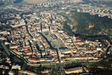 Věda, architekti a památky - <B>Regenerace a dialog počesku</B>: Kuba, Pilař - architekti, City Park Jihlava, 2006-08. Ve prospěch přízemního krabicového obchodního centra (25 000 m2, zhruba 12x větší než Prior) byla srovnána se zemí stoletá továrna se sedlovými a mansardovými střechami pod parkánovým hradebním okruhem (vpravo dole). Patrně nejdrastičtější intervence do historického prostředí v Česku za posledních dvacet let, z dílny studia jindy vykazujícího překvapivý cit pro nadčasové kvality architektury (kaple v Jestřebí, rekonstrukce radnice v Brtnici). - foto: www.iclubjihlava.cz/Jihlava.jpg