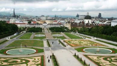 Věda, architekti a památky - <B>Vídeň</B>: „Canalettův pohled“ od Horního Belvederu k historickému centru Vídně, 2008, uprostřed areál věžových domů Uniqa, vpravo Wien Mitte. Na obvodu centra se od konce 90. let profilují dva uzly výškových budov na místě válkou poničené historizující a secesní zástavby: Wien Mitte při Stadtparku a investice bankovního domu Uniqa u Donaukanalu. Z plánované čtveřice kancelářských věží Wien Mitte (Ortner & Ortner) zůstala po protestech občanů jedna (1999-2007). Uniqa vedle tzv. Mediatower (Hans Hollein, 2000-01) a vlastní centrály (Heinz Neumann, 2001-04) plánuje zbudovat luxusní hotel Sofitel (Jean Nouvel, 2005-10), jehož přitažlivost pochopitelně zvyšuje vyhlídka na historické jádro. - foto: Martin Horáček