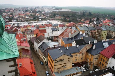 Věda, architekti a památky - <B>Regenerace a dialog počesku</B>: Kuba, Pilař - architekti, City Park Jihlava, 2006-08. Ve prospěch přízemního krabicového obchodního centra (25 000 m2, zhruba 12x větší než Prior) byla srovnána se zemí stoletá továrna se sedlovými a mansardovými střechami pod parkánovým hradebním okruhem. Patrně nejdrastičtější intervence do historického prostředí v Česku za posledních dvacet let, z dílny studia jindy vykazujícího překvapivý cit pro nadčasové kvality architektury (kaple v Jestřebí, rekonstrukce radnice v Brtnici). - foto: Martin Horáček - foto z dubna 2008
