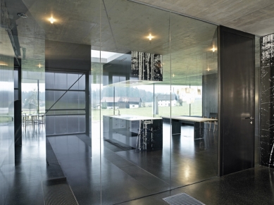 Obytný dům v rakouském Adnetu  - Stejně jako je perspektiva univerzální zvenčí, zevnitř je dům minimalistický. Do obývací místnosti přichází světlo téměř výlučně ze strany. Jednou z výjimek je střešní okno umístěné nad kuchyňským blokem. 