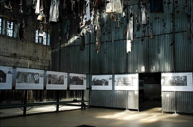 Šumná a bezbranná 2003–2009 - Instalace výstavy v Ostravě - foto: Happy Materials