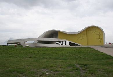 Oscar Niemeyer v Niterói [BR] - Teatro Popular [2007] - Divadlo - foto: Peter Malaga