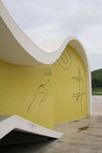 Oscar Niemeyer v Niterói [BR] - Teatro Popular [2007] - Divadlo - foto: Peter Malaga
