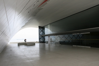 Oscar Niemeyer v Niterói [BR] - Teatro Popular [2007] - Divadlo - foto: Peter Malaga