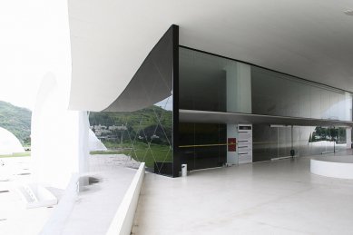 Oscar Niemeyer v Niterói [BR] - Teatro Popular [2007] - Divadlo - foto: Peter Malaga