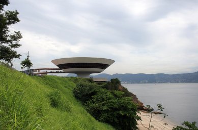 Oscar Niemeyer v Niterói [BR] - MAC de Niterói [Museu de Arte Contemporanea, 1996] - Muzeum současného umění - foto: Peter Malaga