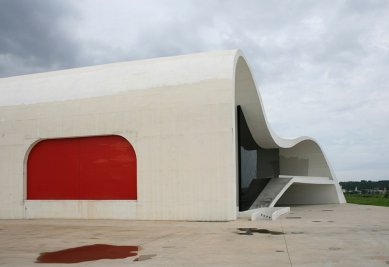 Oscar Niemeyer v Niterói [BR] - Teatro Popular [2007] - Divadlo - foto: Peter Malaga