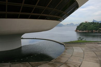Oscar Niemeyer v Niterói [BR] - MAC de Niterói [Museu de Arte Contemporanea, 1996] - Muzeum současného umění - foto: Peter Malaga