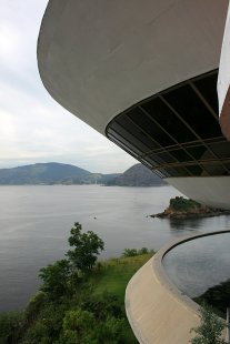 Oscar Niemeyer v Niterói [BR] - MAC de Niterói [Museu de Arte Contemporanea, 1996] - Muzeum současného umění - foto: Peter Malaga