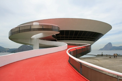 Oscar Niemeyer v Niterói [BR] - MAC de Niterói [Museu de Arte Contemporanea, 1996] - Muzeum současného umění - foto: Peter Malaga
