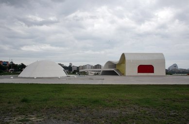 Oscar Niemeyer v Niterói [BR] - Teatro Popular [2007] - Divadlo - foto: Peter Malaga
