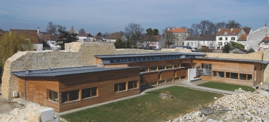 Uvnitř masivních zdí - Centre d’Interprétation du Patrimoine’ není zvenku viditelné, leží uvnitř, mezi vápencovými zdmi hradu, které jsou na některých místech až 2,3 m široké. Pro výstavní sály jsou také charakteristické velké plochy oken. - foto: Isabel Tabellion    Architekti: SCP Semon Rapaport, Brie-Comte-Robert