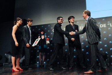V Madridu byly vyhlášeny výsledky evropského kola Holcim Awards - Předání Holcim Awards Silver 2008 Europe, laureátům gratuluje předseda poroty Harry Gugger (vpravo) - foto: Nikkol Rot