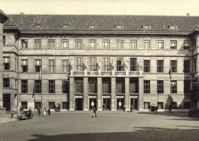 Roithova Ústřední knihovna osmdesátiletá - Budova Ústřední knihovny - foto z roku 1947