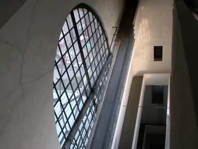 <plaintext>Lecture by Damjan Prelovšek in Prague</plaintext> - The interior ramp of the Church of the Most Sacred Heart of Our Lord in Královské Vinohrady, Prague 1928-32 - foto: Petr Šmídek, 2005