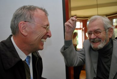 Přednáška Damjana Prelovšeka v Praze - Damjan Prelovšek při rozhovoru s Pavlem Halíkem. - foto: Zdeněk Hrabica