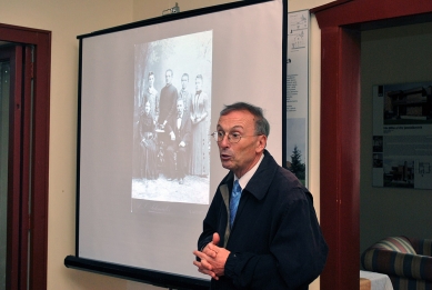 Přednáška Damjana Prelovšeka v Praze - Damjan Prelovšek při promítání Plečnikovy rodinné fotografie z roku 1889. - foto: Zdeněk Hrabica