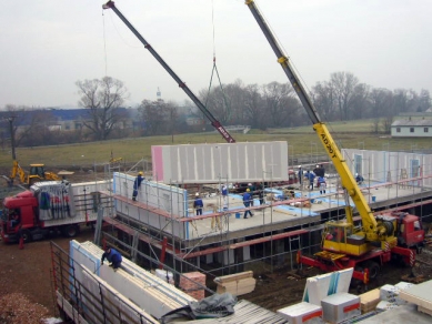 RD Rýmařov staví v Brně obytný park CUBBE - Leden 2009, montáž 1. podlaží