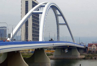 V Bratislavě byl otevřen nový most přes Dunaj Apollo