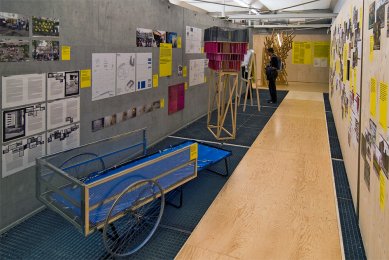 4. bienále architektury v Rotterdamu - Téma bezdomovectví třetího světa vyřešeno za pomocí běžně dostupných výrobků firmy Ikea. - foto: Petr Šmídek, 2009