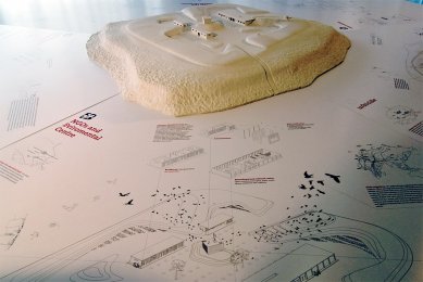 4. bienále architektury v Rotterdamu - Projekt přestavby vojenského tábora na palestinských hranicích na přírodní rezervaci a ptačí voliéru.  - foto: Petr Šmídek, 2009