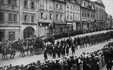 Vyšla kniha o historii zmizelé Klatovské Škodovky - Pohřeb továrníka Šifaura