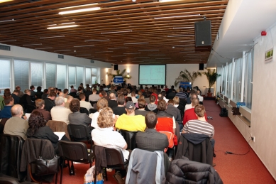 Zhodnocení konference Dřevostavby v praxi 3 - Přednáškový sál konference Dřevostavby v praxi 3 s přibližně 200 účastníky.