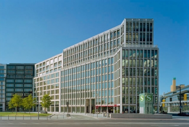 Přednáška Ivana Reimana v NoD - Administrativní komplex na Lipském náměstí, Berlín 2004 - foto: Müller-Reimann Architekten