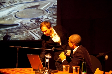 Bez hranic - postřehy z březnové přednášky Kruhu   - Miron Mutyaba a Tomáš Rabl se podelil o zkušenosti z londýnské kanceláře Zahy Hadid. - foto: Tomáš Souček, 2010