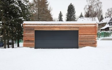 Dřevěná garáž v Marienbergu od Elke Reichel - foto: Johannes-Maria Schlorke