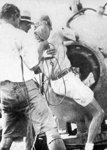 Mirko Baum: Forma sleduje vědu - Srpen 1934: William Beebe vstupuje do batysféry před svým sestupem do hloubky 923 m. - foto: National Geographic Society