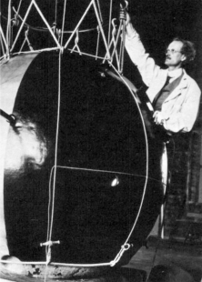 Mirko Baum: Forma sleduje vědu - Auguste Piccard u gondoly svého stratisférického balonu. - foto: Schweizer Aerorevue