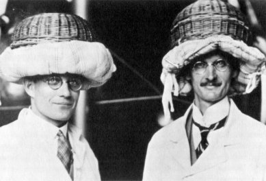 Mirko Baum: Forma sleduje vědu - Auguste Piccard (vpravo) a jeho asistent Paul Kipfer před výstupem do stratosféry 11. srpna 1932 - foto: Schweizer Aerorevue