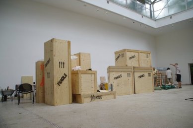Přirozená architektura – příprava expozice - Bedny jsou na místě. Některé z nich vážily až 400 kg a odnesly se pouze v rukách. - foto: e-MRAK