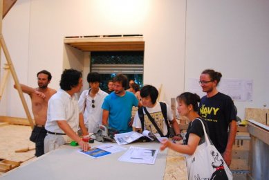 Přirozená architektura – příprava expozice - Jihokorejci přišli na návštěvu. - foto: e-MRAK