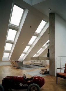 Promyšlená rekonstrukce nabízí udržitelný způsob výstavby - K prosvětlení interiéru byla použita bezúdržbová střešní okna VELUX. Pásy střešních oken dodávají interiéru nejen dostatek denního světla a čerstvého vzduchu, ale vytváří i dominantní prvek prostoru.  - foto: Åke E:son