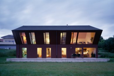 Crooked House in Switzerland from Fovea architects - foto: Thomas Jantscher