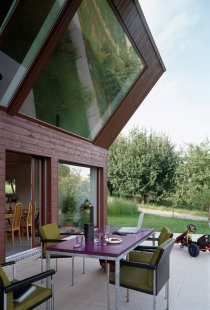 Zakřivený dům ve Švýcarsku od Fovea architects - foto: Thomas Jantscher