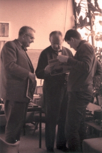 Vila JUDr. Eduarda Lisky na Slezské Ostravě - Bazalech - 10.3.1967  Lubomír Šlapeta, Hans Scharoun a Vladimír Šlapeta v Berlíně - foto: Ivan Šlapeta, soukromý archiv prof. Vladimíra Šlapety