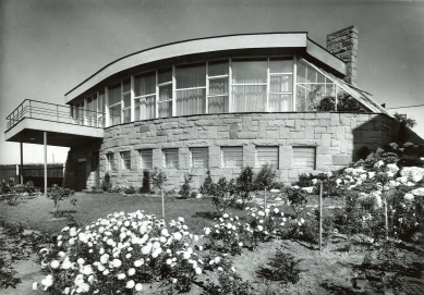 Vila JUDr. Eduarda Lisky na Slezské Ostravě - Bazalech - Západní vstupní průčelí s panoramatickým oknem a zimní zahradou - foto: Wenzel, soukromý archiv prof. Vladimíra Šlapety