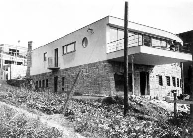 Vila JUDr. Eduarda Lisky na Slezské Ostravě - Bazalech - Severní průčelí, v pozadí rozestavěný dům rodiny Hrstkovy - foto: Lubomír Šlapeta 9/1936, soukromý archiv prof. Vladimíra Šlapety