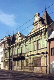 Rekonstrukce památkově chráněné vily v Brně - Uliční fasáda - původní stav