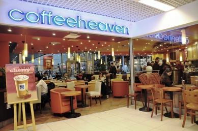 DBK překročilo svůj stín a… žije!!! - Příjemný interiér kavárny a její pozice v rámci obchodního centra z ní záhy učinili oblíbený „meeting point“. (popisek přejat z tiskové zprávy) - foto: Archiv DBK Praha, a. s.