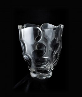 26th auction of the Sýpka house will offer unique furniture by Adolf Loos - Vase, design from 1931. Work from the studio of Prof. Drahoňovský at UMPRUM; a very rare glass academy, Kamenický Šenov, hand-ground and sandblasted lead crystal. This model's signed and dated specimen is in the collections of UPM Prague. - foto: Hans Lippert, Oswald Lippert