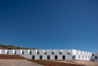 Houses for eldery people in Alcácer do Sal by Aires Mateus - foto: Fernando Guerre, Sergio Guerra